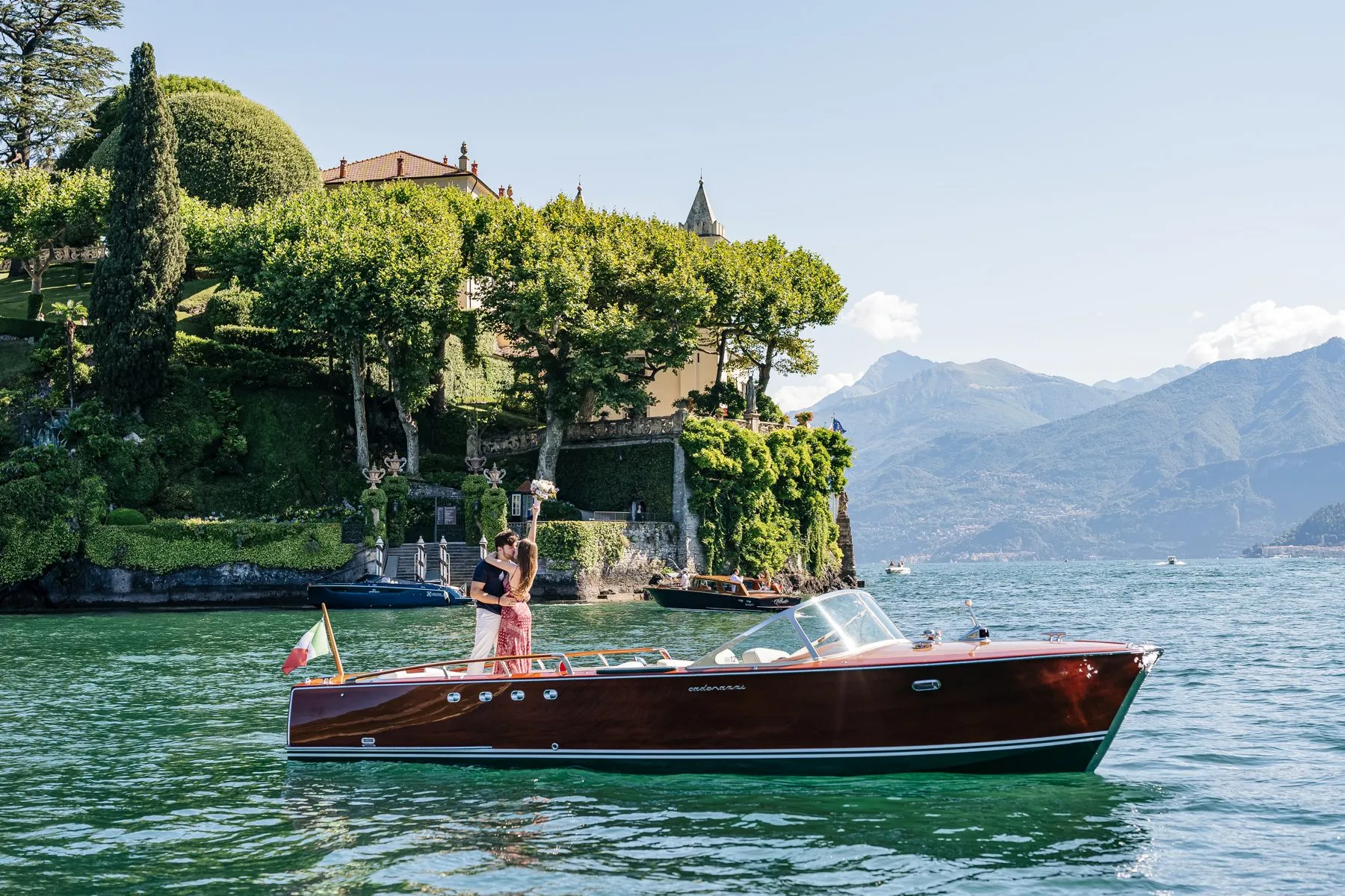 Paseo en lancha de madera por el lago de Como